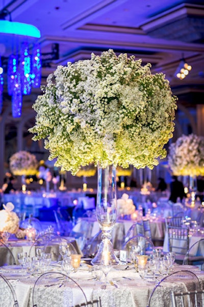At the American Cancer Society’s Discovery Ball in Chicago in April, enormous spherical floral centerpieces topped tables—held in clear glass vessels so as not to disrupt guests' sight lines.