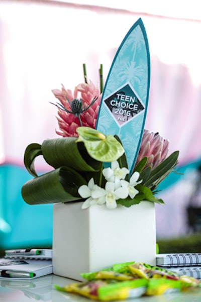 Mini versions of the surfboard-style award also sprung from tropical floral arrangements.