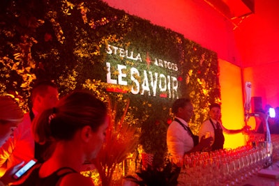 The bar's leaf-covered backdrop offered a hint of the evening’s nature theme.