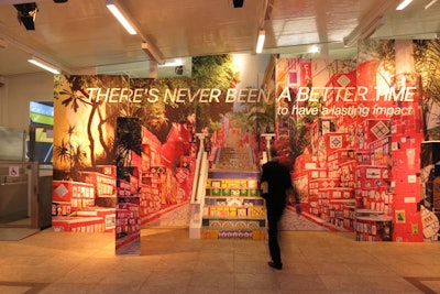 Organizers decorated the venue’s existing steps to look like Rio’s famous Selaron Steps, using life-size panels in parallax view to simulate the real setting. In addition to providing access to the upper level, the steps were used as stage for announcements and performances as well as serving as a popular photo spot.