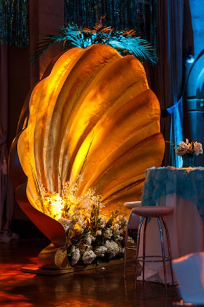An oversize shell decor piece filled with flowers decorated the lobby.