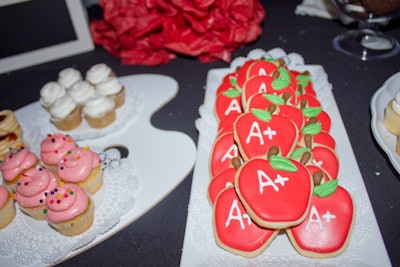On-theme cupcakes and cookies from Pink Canary Desserts served as sweet treats.