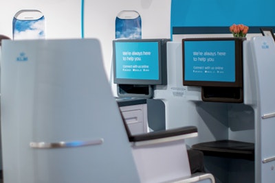At various stations, experiences included lounging in actual business-class seats, exploring KLM destinations through an interactive touchscreen map, and witnessing KLM agents’ fast response times on social media.