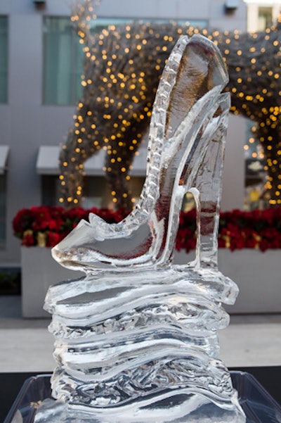 Another fashion-theme ice sculpture showcased a high-heel shoe.