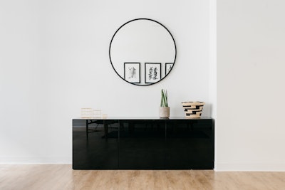 Art Deco Atmosphere on Black Lacquered Counter
