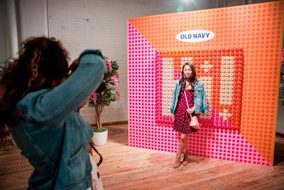 A photo backdrop spelled out “Hi!” with skater wheels in pink, orange, and white.