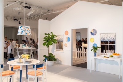The event began with a mostly white palette with a few splashes of color. Organizers wanted to show the versatility of the paint, which comes in 200 different colors and seven different formulas that can be used on wood, glass, ceramic, and metal surfaces.