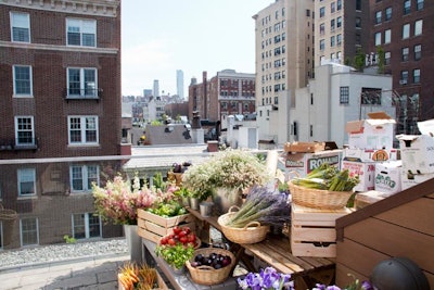 On the townhouse’s rooftop, guests could browse a French-style farmers’ market with straw bags, picking up produce and flowers to take home. The space also highlighted the brand’s partnership with St. Jude Children’s Research Hospital.