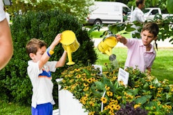 In the Minion garden, children could take turns watering the planted daisies using watering cans printed with branding from the event. In their gift bags, guests received a scaled-down watering can along with a matching gardening set and a Minion doll.