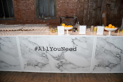 Bars with the appearance of white carrara marble were printed with the evening's hashtag.