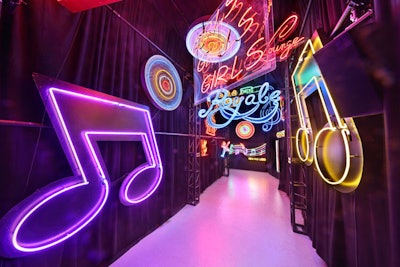 At the entrance to the after-party, planners referenced the protagonist's experimentation with drugs by giving guests special glasses that refracted the light of a neon sign display, creating a psychedelic effect.