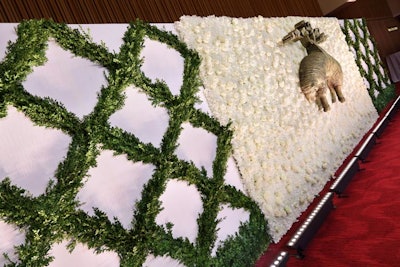 Anchored by a large custom-carved Golden Fleece, the iconic Brooks Brothers logo served as the centerpiece to the step-and-repeat at the bicentennial celebration of the American fashion house, produced by the Firm. Set up in the Hall of Fame space, a wall of white roses and hydrangeas was flanked by hedges designed in a latticework pattern.