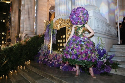 The 21st edition of the Knot Gala—held in New York in October and designed by Dallas-based Emily Clarke Events—took on a dark woodlands fantasy theme inspired by Shakespeare. Unique touches included floral statue entertainers from Scarlett Entertainment who greeted attendees at the entrance and posed for photos.