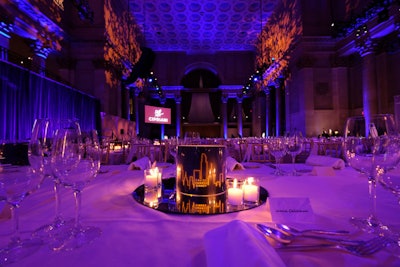 Hunger-relief organization Food Bank for New York City celebrated its annual Can Do Awards Dinner in April 2018 at Cipriani Wall Street. The star-studded gala, which saw performances from Salt-N-Pepa and Kid Capri, had simple yet sleek centerpieces designed by Swoop that evoked the city’s skyline.