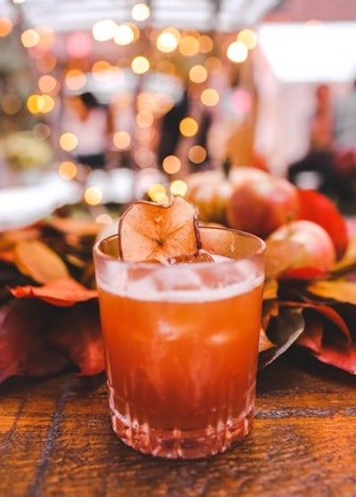 Arlo Soho in New York offers the Orchard Thief, a new festive cocktail created by beverage director Gary Wallach. The drink consists of Jack Daniel’s whiskey, Cynar liqueur, lemon, cinnamon apple shrub, and angostura bitters. The cocktail is garnished with a dehydrated apple slice.