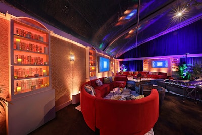 Fox's Golden Globes party on January 6 also created a living room-inspired atmosphere, this one designed by 15/40 Productions. Deep blue and red tones accompanied by eclectic pillows and rugs created a warm, intimate atmosphere inside the tent. Situated around the room were a series of artificial bookshelves that added to the cozy feel.