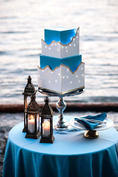 The Cake & The Giraffe also offers a blue, two-tier square cake inspired by twilight and the mountains of the West Coast.