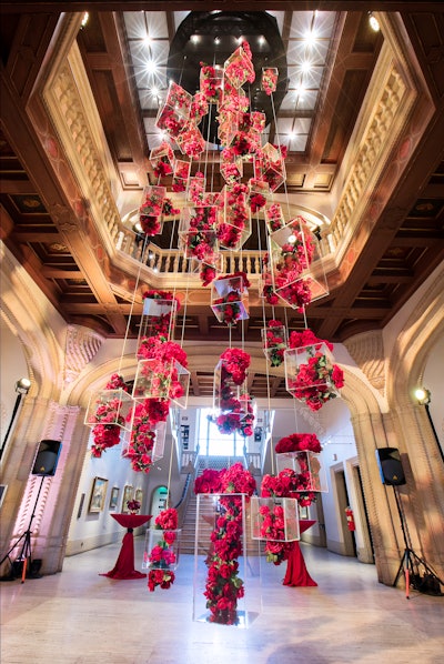 Art Alive's V.I.P. premiere dinner had a dramatic, flower-filled Art Deco theme inspired by photojournalist Alfred Eisenstaedt. As guests entered the museum's rotunda, they encountered a massive chandelier made from red roses inside glass boxes designed by Jennifer McGarigle of Floral Art.