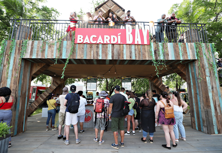 Located next to the Bacardi stage, Bacardi’s space featured an island-theme bar that served specialty cocktails and had a rooftop viewing area for guests. Mosaic produced the activation.