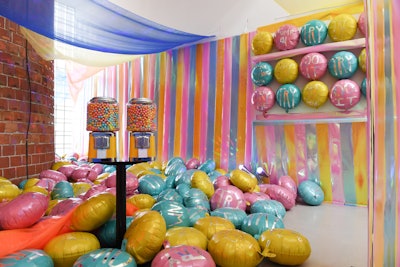 Bumble Bizz, a first-time sponsor, gave an emerging Canadian artist the opportunity to showcase their work. Artist Sarah Zanchetta’s installation, Sweet Digs, was selected and featured Mylar balloons, candy dispensers, and streamers.