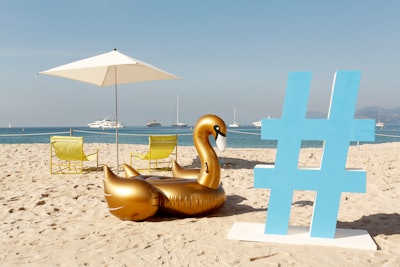 Twitter Beach took over the Plage du Festival beach club in Cannes from June 17 to 21. The activation welcomed guests with a blue hashtag sign and a trend gold swan float.