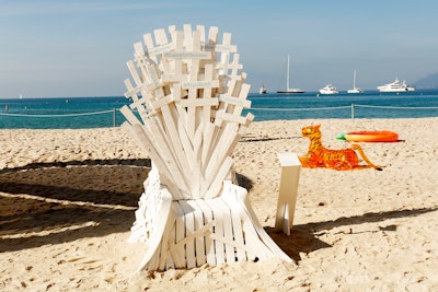 As a tribute to the final season of Game of Thrones, the brand featured a take on the iron throne created with white boardwalk wood. Pieces of wood featured hashtags of characters and quotes.