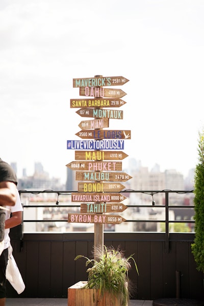 The event featured a post filled with directional signs to beach destinations, with the brand’s hashtag #LiveVictoriously featured in the middle.