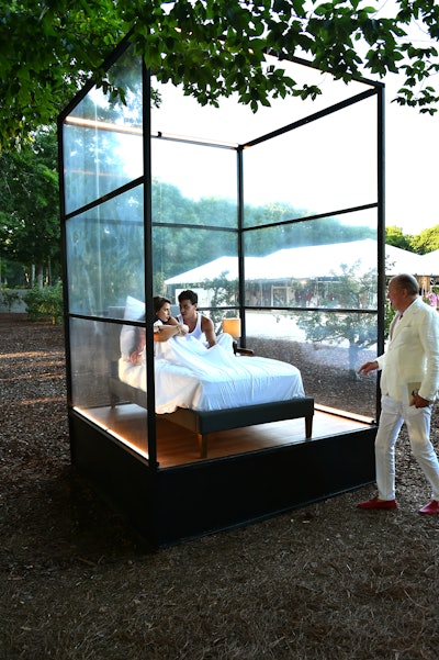 Two boxes framing two couples—one on a park bench, one on a bed—featured models engaged in hyper-realistic dialogues with performances of intimacy, while occasionally breaking the fourth wall to stare down passing spectators. 'Patterns' was a collaboration between Johan Bark and Cristian Petru.