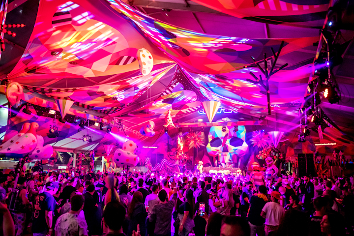 Elrow&rsquo;Art debuted at Miami&rsquo;s Island Gardens Friday night. The EDM-driven event was in partnership with Desigual and Spanish artist Okuda San Miguel, who designed the event&rsquo;s &ldquo;Kaos Garden&rdquo; theme.