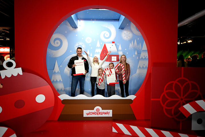 13 Holiday Pop Ups For Event Design Activity Ideas Photo Booths
