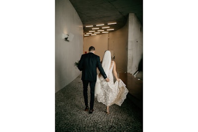 Bride and Groom, Dana & Matt, heading to the event space; Photo: Pablo Laguia