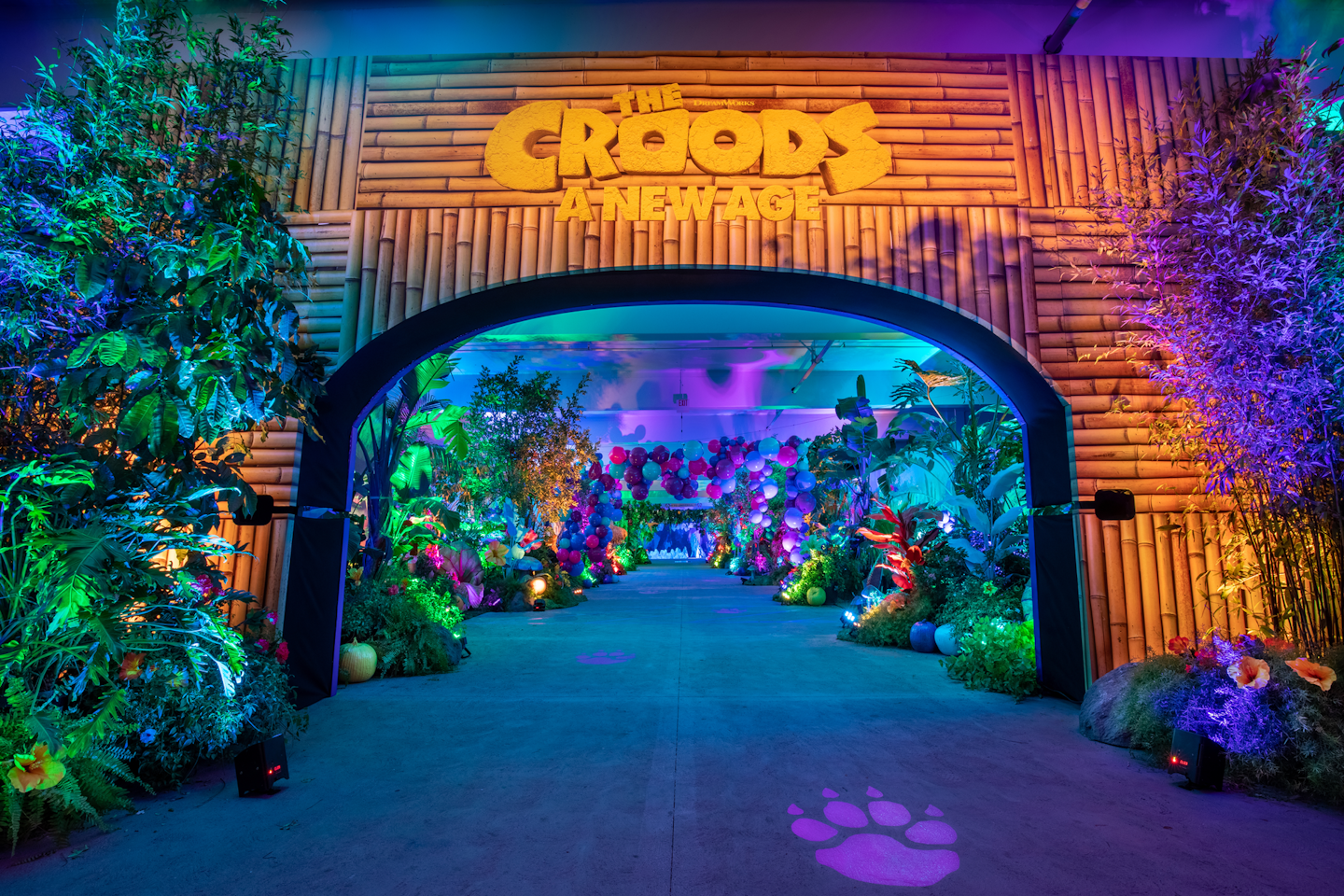 To celebrate its new movie The Croods: A New Age, Universal Pictures and DreamWorks Animation tapped Los Angeles-based production agency 15/40 to create an immersive drive-thru experience and screening that transported guests into the film’s whimsical world.