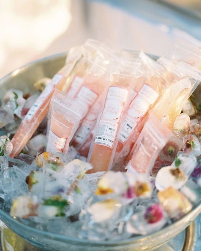 At a wedding in Calgary, bridal blog YYC Bride spotted a creative way to welcome guests to an outdoor summer shindig: Cue the frozen rosé pops from FrutaPOP!