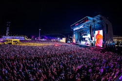 Last summer, Verizon debuted a 5G-powered audio experience that brought the sound from the soundboard to festivalgoers’ devices and to headphones that were issued on the branded viewing decks.