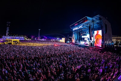 Last summer, Verizon debuted a 5G-powered audio experience that brought the sound from the soundboard to festivalgoers’ devices and to headphones that were issued on the branded viewing decks.