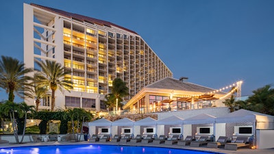 Naples%20 Grande%20 Palm%20 Pool%20 Exterior