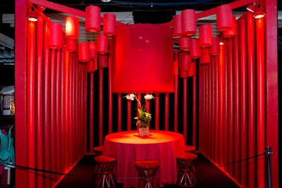 For Diffa’s Dining by Design event in New York in 2018, the School of Visual Arts created an all-red display with cylindrical elements. The goal was to create a sense of unity all in the representative color of the HIV/AIDS movement.