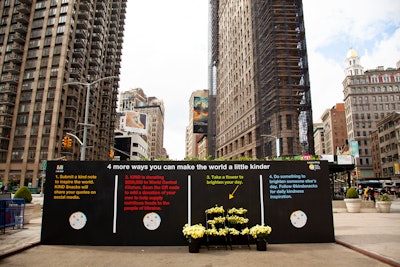 The second side collected kindness-focused messages from the brand and from New Yorkers. For each message left on the wall, KIND made a donation to World Central Kitchen. The activation was produced by experiential and event production shop Tenure.