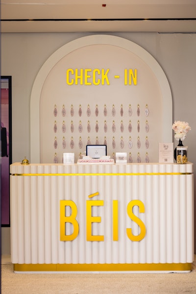 Upon entering the space, guests are greeted by a BÉIS-branded check-in desk. Any attendees that make a purchase on-site will receive a 15% discount, reusable bag, and pink motel keychain boasting the company’s logo that hangs on the keywall behind the desk. For those who make an online purchase, “because guests could not walk away with products on the spot, we wanted to offer some fun gifts to walk away with,” Petigrow said.