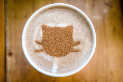 Each drink was garnished with a dusting of spices in a cat-shaped silhouette.
