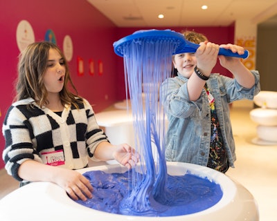 Around every corner at Sloomoo Institute is a new hands-on activity. Throughout the venue, 35 Slime Vats are set up purely for playing. Each vat features a different color, texture, and scent.