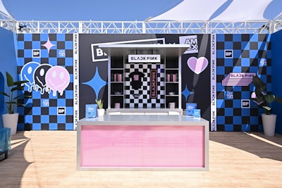 The experience also served as the official BLACKPINK merch tent. American Express card members had their own fast lane to gain quick access to the merch, and could also enjoy a complimentary gift when they made a purchase with their AmEx card.