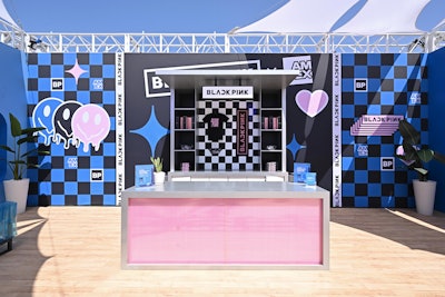 The experience also served as the official BLACKPINK merch tent. American Express card members had their own fast lane to gain quick access to the merch, and could also enjoy a complimentary gift when they made a purchase with their AmEx card.