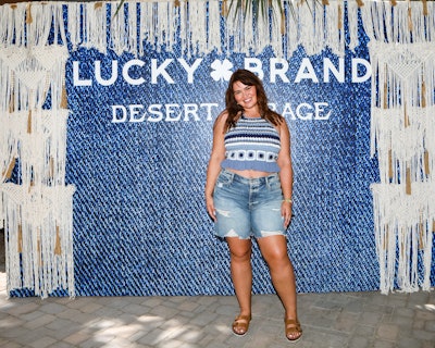 In addition to the denim-clad entrance area, denim was also used for the eye-catching step-and-repeat.