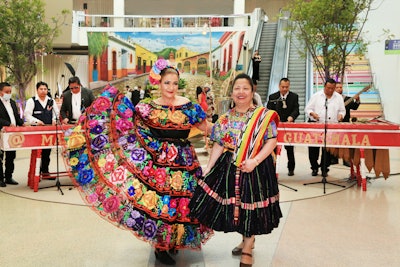 Dentro del Discovery Ball 2023 del California Science Center