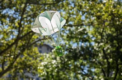 Kids caught the packets, which were attached to parachutes sporting the GoGo squeeZ label and activation tour hashtag, #CatchtheGoGo. The activation also incorporated a social media and video element, with a custom video recorder that recorded kids interacting with the machine. See more: See How a Brand Took Its Flying Snacks on Tour