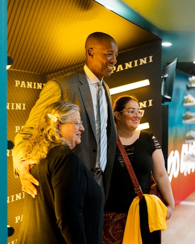 Spurs legend Sean Elliott stopped by in San Antonio to meet and mingle with fans.