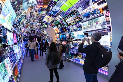 With 15-foot-tall perimeter walls, the enclosed space shielded attendees from distractions, while amplifying the brand narrative through elements such as a 40-foot LED tunnel, a rotating vehicle display, and the moving OLED entrance display.