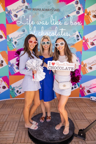In celebration of the 30th anniversary of Forrest Gump, Russell Stover curated a 360-degree photo activation with props and movie quote signage alongside a massive candy sampling station.