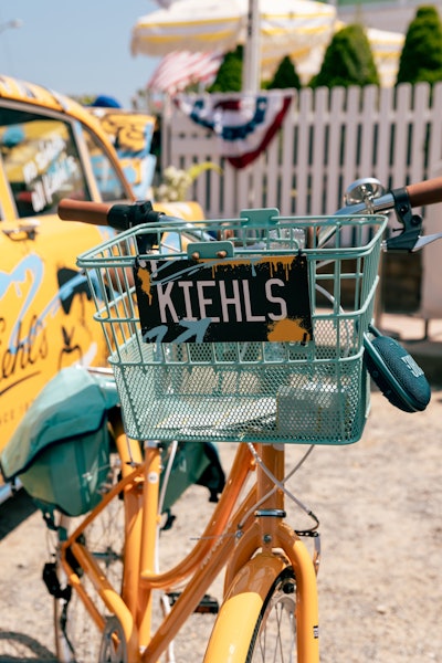 Throughout the weekend, branded yellow beach cruisers stopped by spots like Joni’s, Hampton Coffee Company, and Ditch Plains Beach. Those who spotted the cruiser received sample-sized Better Screen SPF packets and exclusive merchandise.